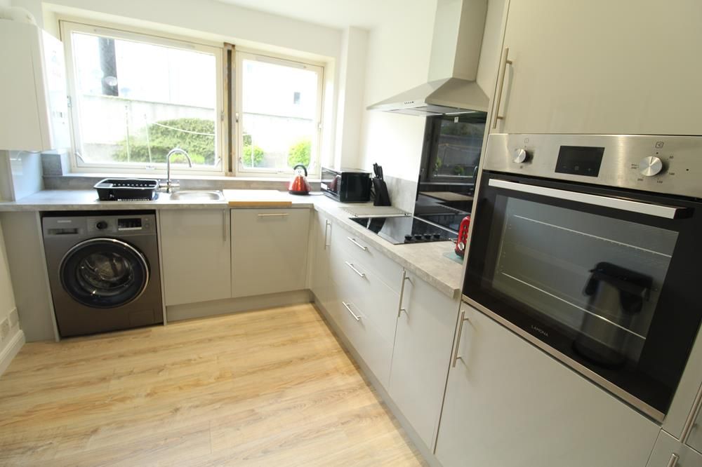 Property photo 3 of 10 Kitchen