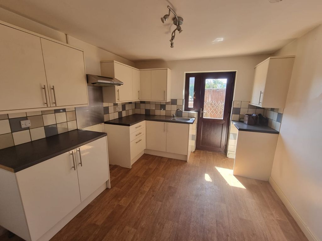 Property photo 2 of 11 Kitchen