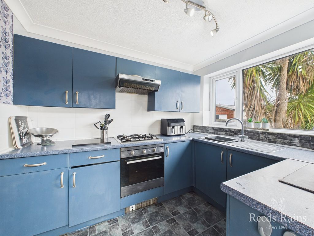Property photo 3 of 17 Kitchen