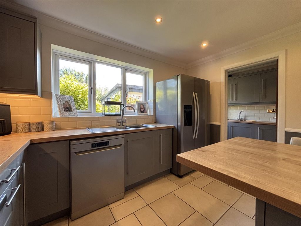 Property photo 3 of 19 Kitchen