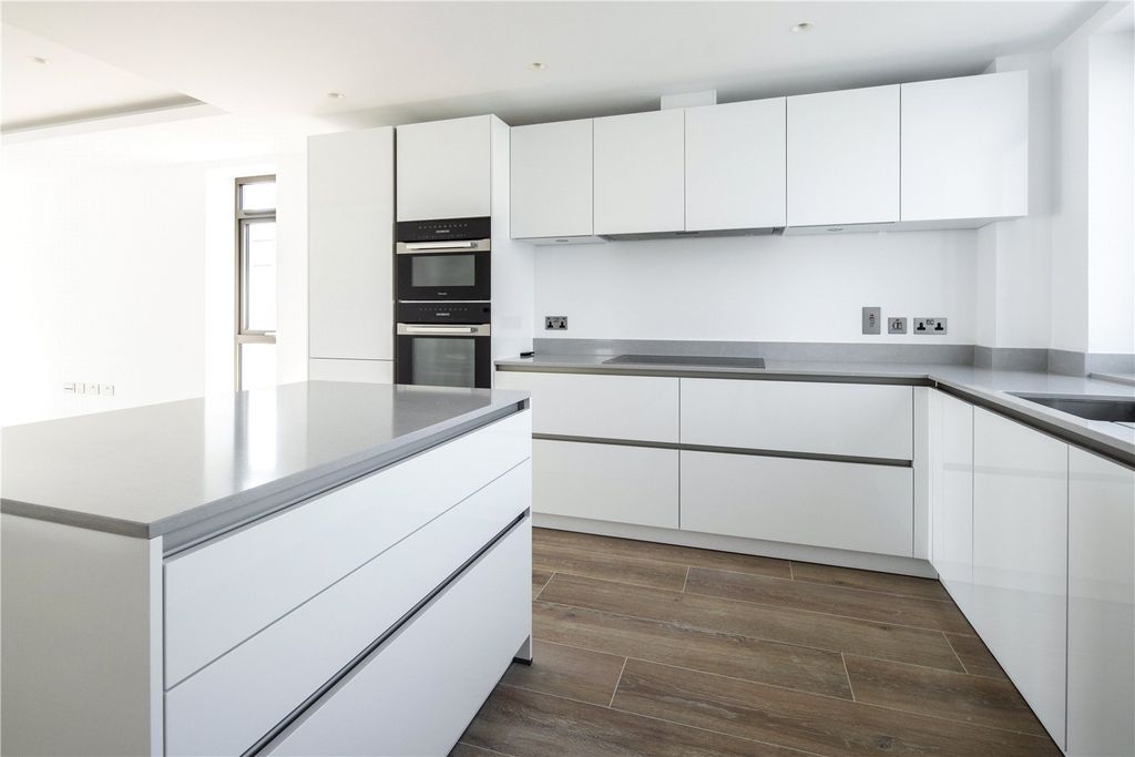 Property photo 2 of 7 Kitchen