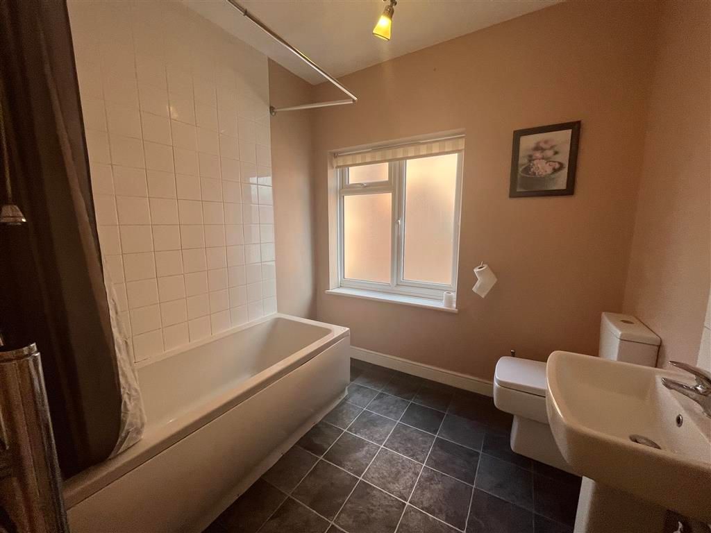 Property photo 2 of 11 Bathroom