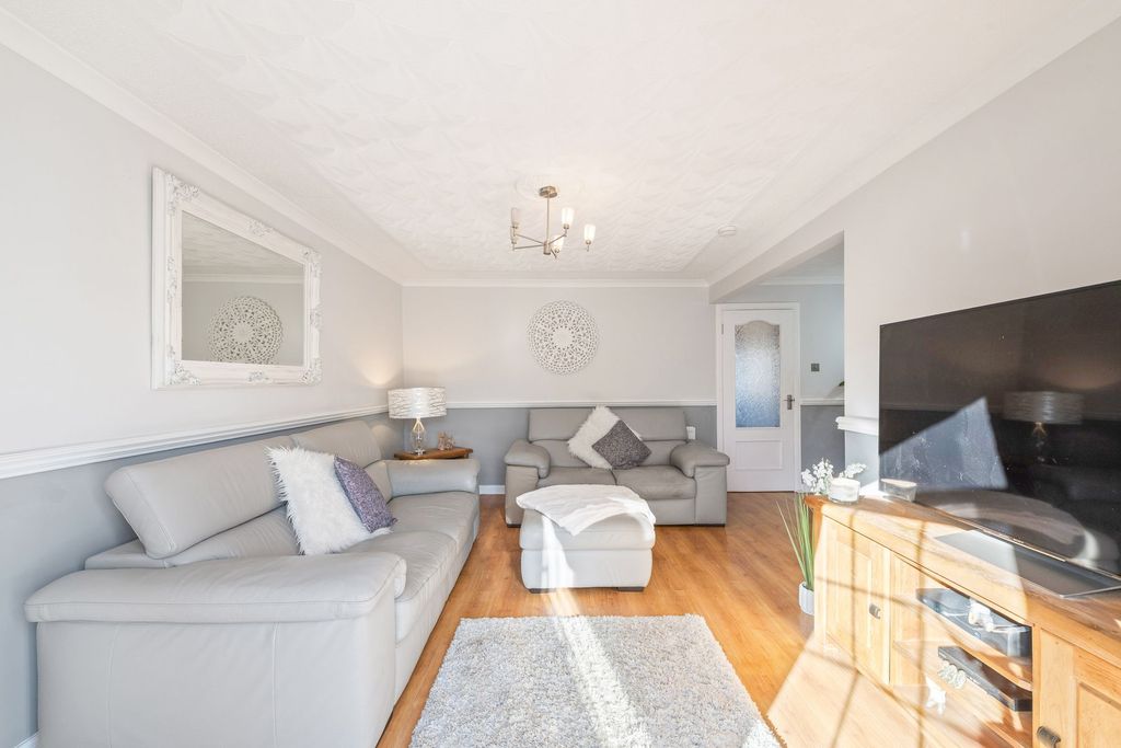 Property photo 3 of 29 Lounge