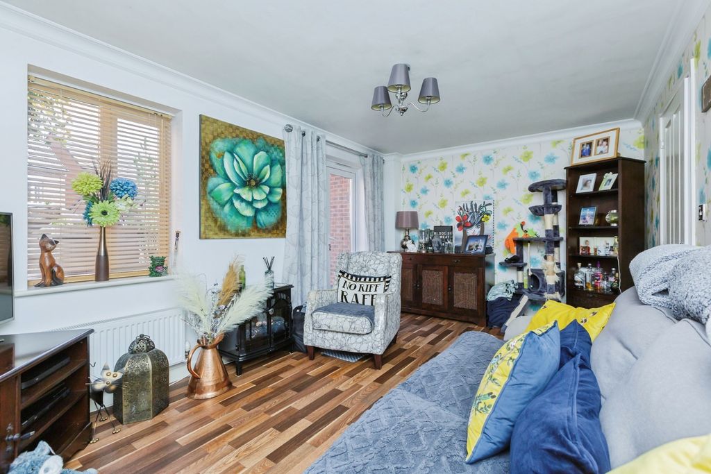 Property photo 3 of 17 Lounge