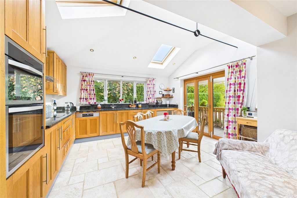 Property photo 2 of 21 Kitchen/Breakfast