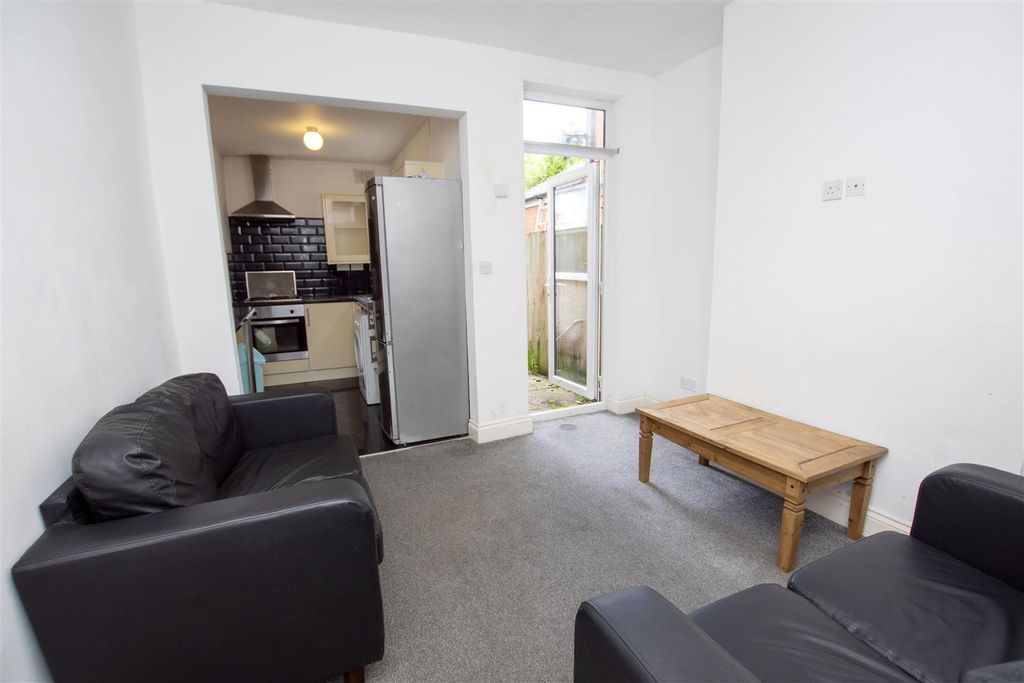 Property photo 2 of 12 Approach