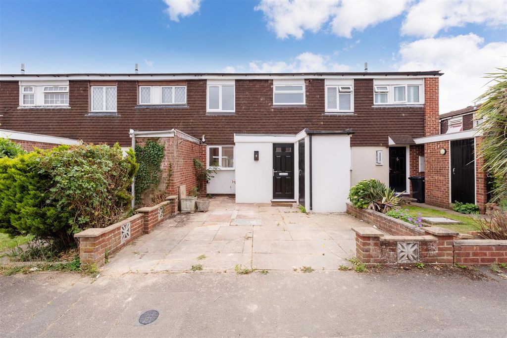 Property photo 1 of 13 17 Stour Close-5.Jpg