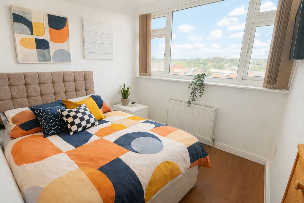 Property photo 2 of 7 Bright Double Bedroom With Colourful Bedding And A...