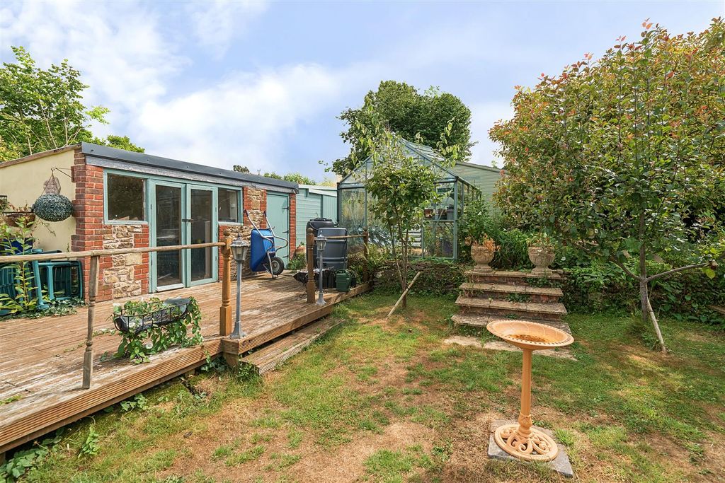 Property photo 2 of 12 1328779-10-687E696Eb1184.Jpg