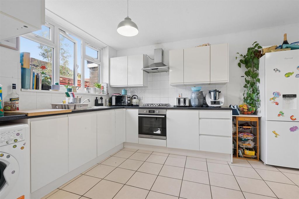 Property photo 1 of 10 3 Foss Road, London Sw17 Kitchen 1.Jpg