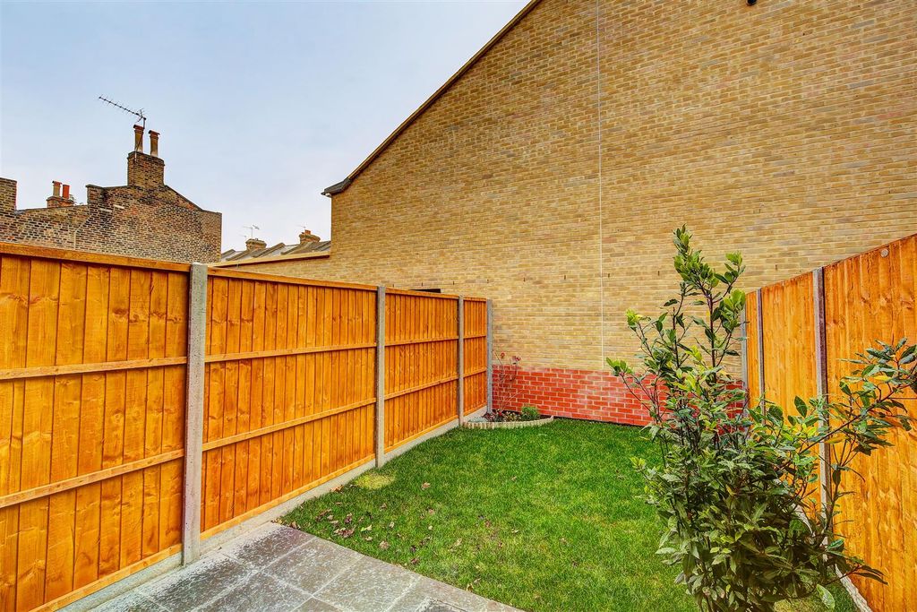 Property photo 2 of 12 Oak Terrace, Garden