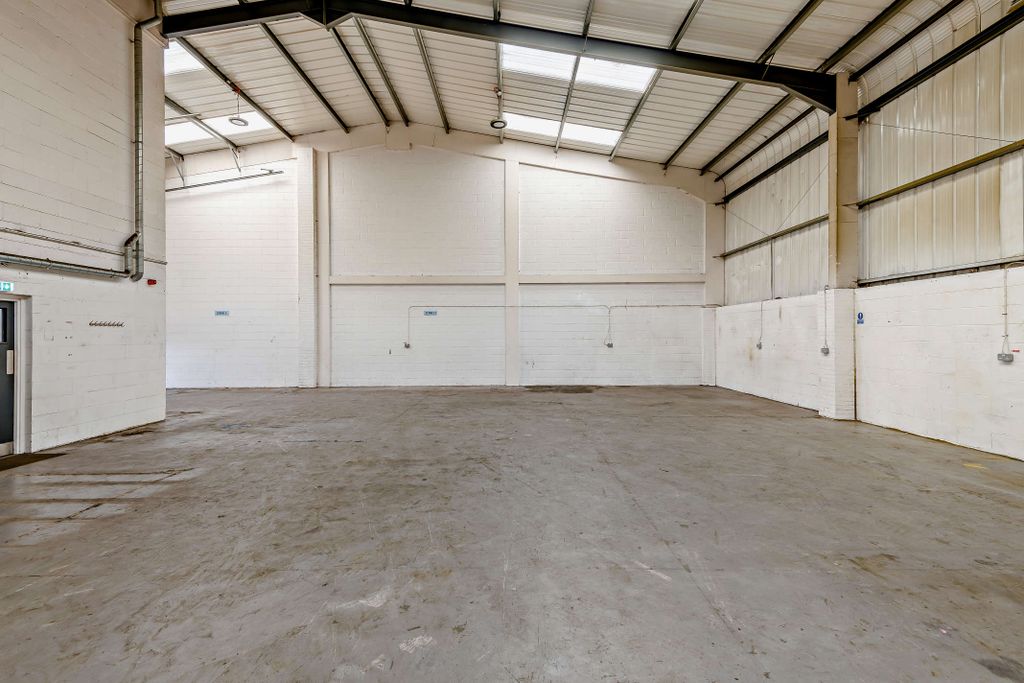 Property photo 3 of 10 8685287-Interior02-800