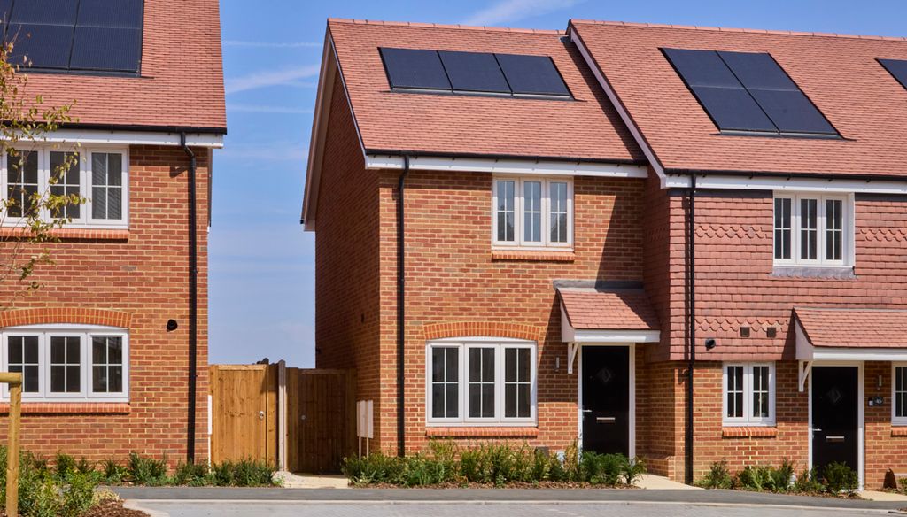 Property photo 1 of 9 Street Scene