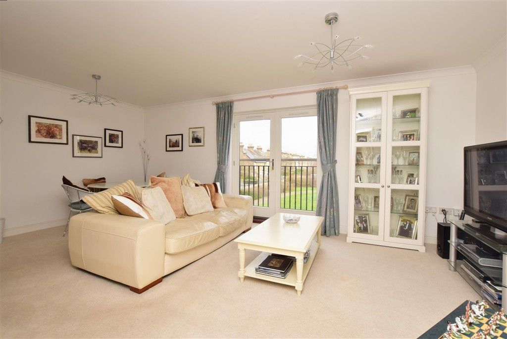 Property photo 3 of 8 Lounge/Dining Area