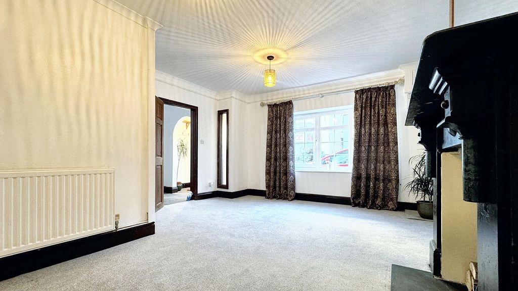 Property photo 2 of 15 Bright, Well-Presented Living Room With Large Wind...