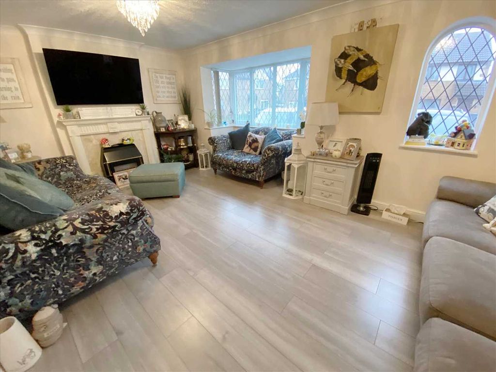 Property photo 2 of 12 Lounge: