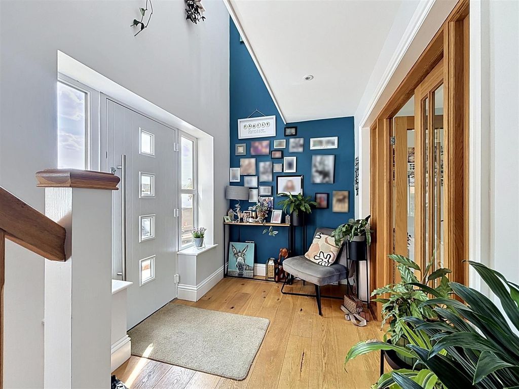 Property photo 3 of 34 Entrance Hall
