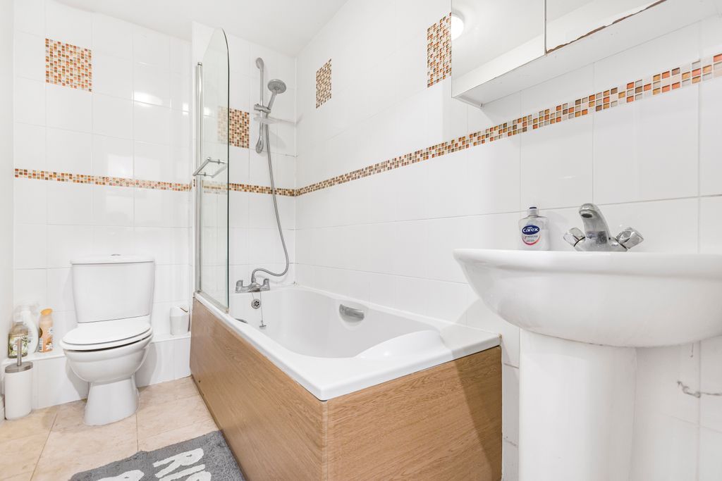 Property photo 3 of 9 Bathroom