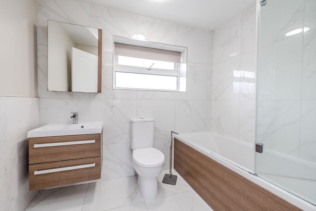 Property photo 3 of 32 Bathroom