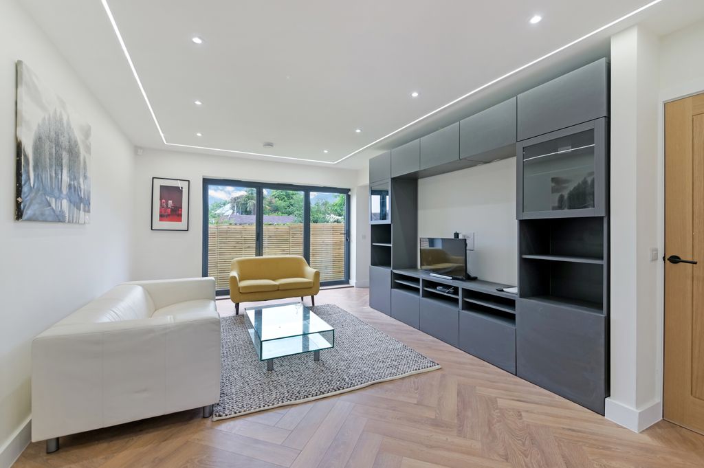 Property photo 2 of 12 Newark Road,63A -25
