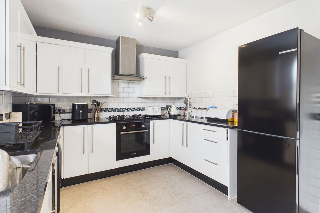 Property photo 3 of 16 Kitchen