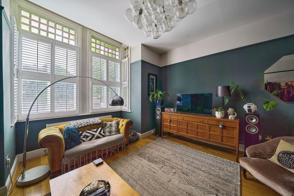 Property photo 2 of 17 Lounge