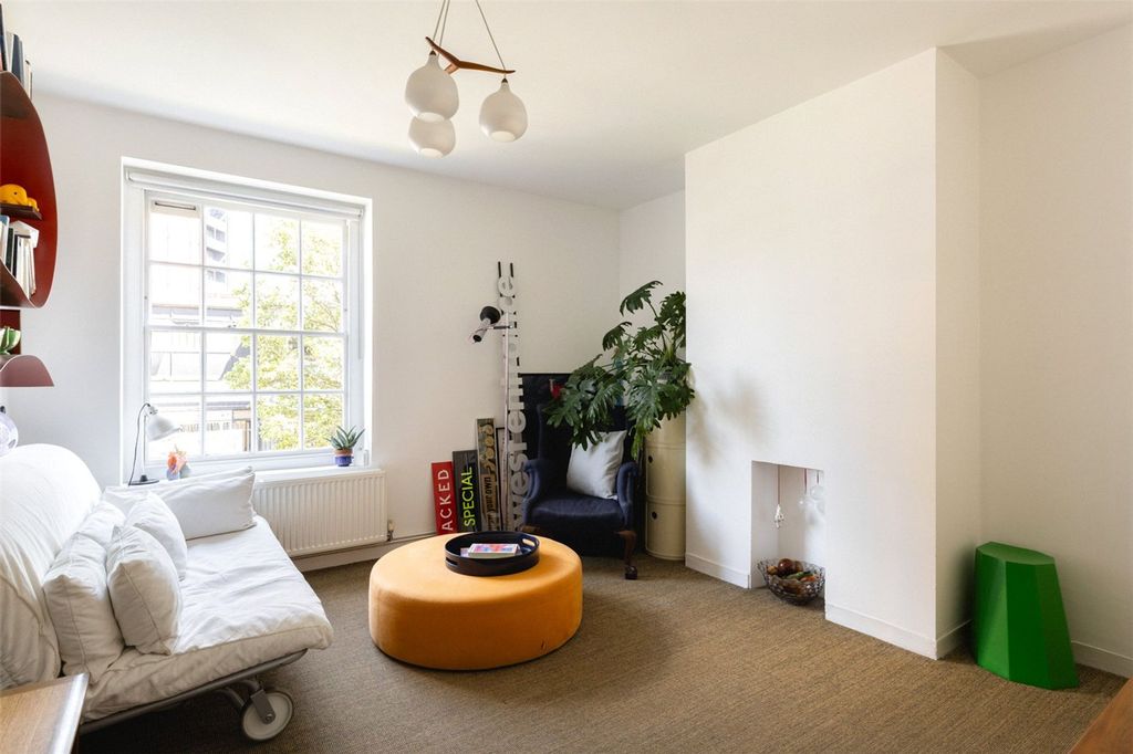 Property photo 3 of 11 Dinmont House E2
