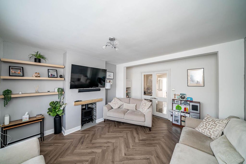 Property photo 2 of 27 Webbs Estate Agents-3.Jpg