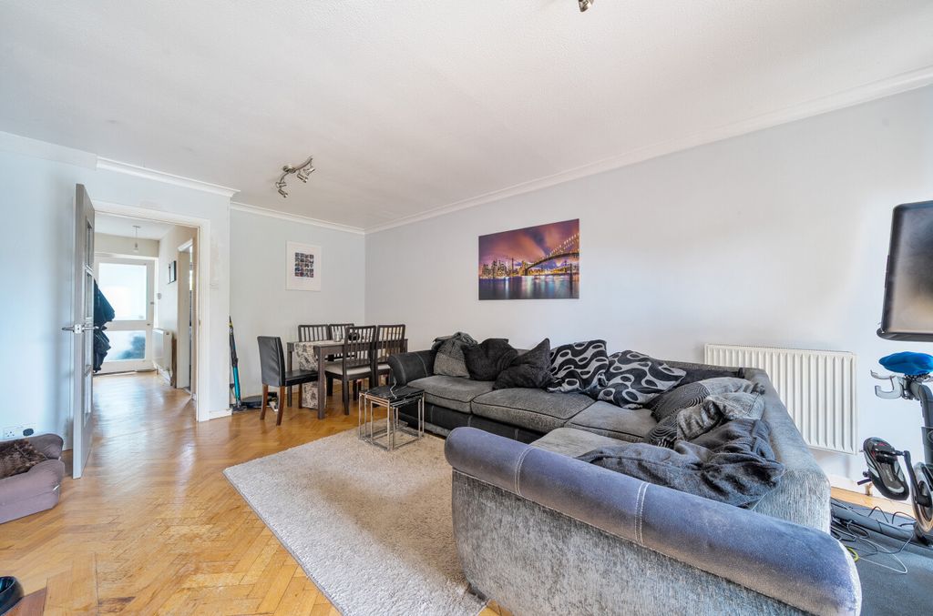 Property photo 3 of 18 1369959-15-690202...