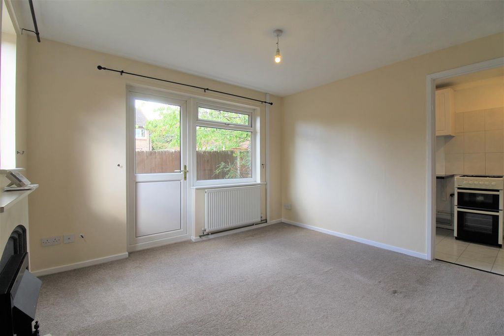 Property photo 2 of 9 2 Living Room.Jpg