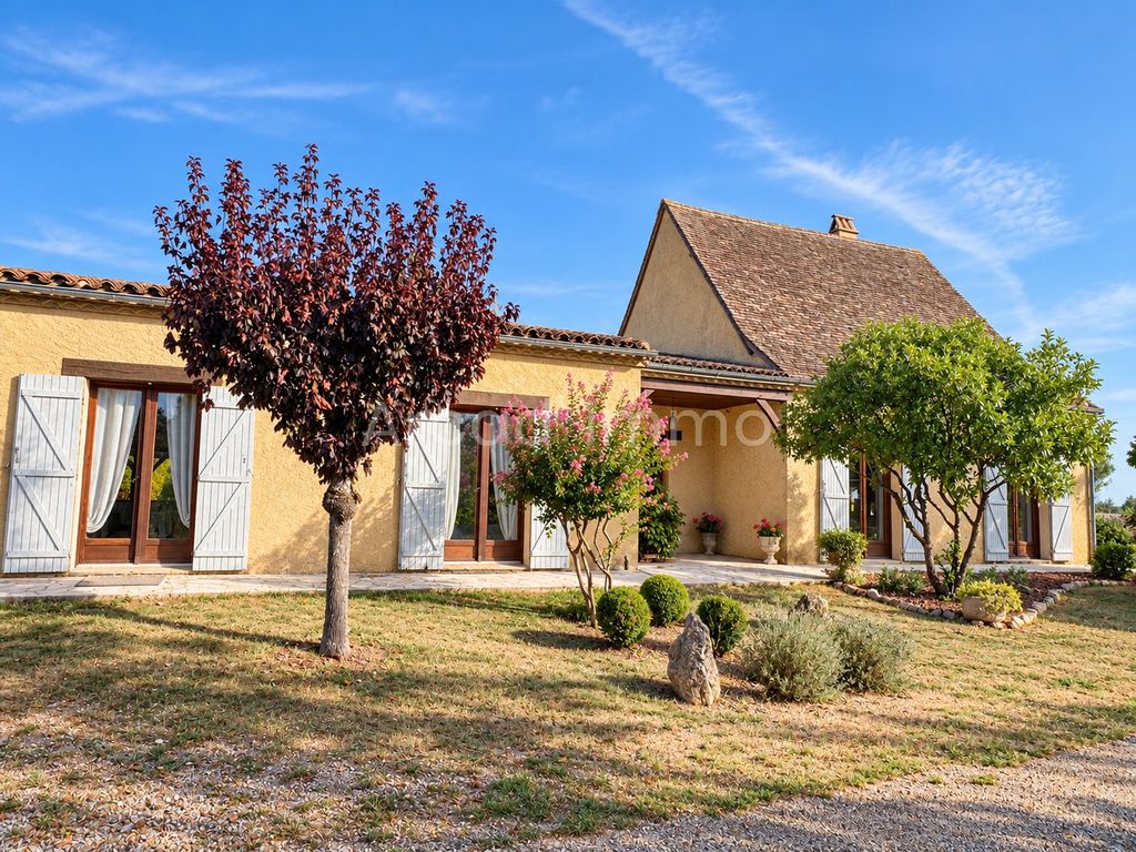Property photo 1 of 7 Single-Storey House With Annexe, Triple Garage, Two Carports And A Flat Garden Of About 2 680 m2.