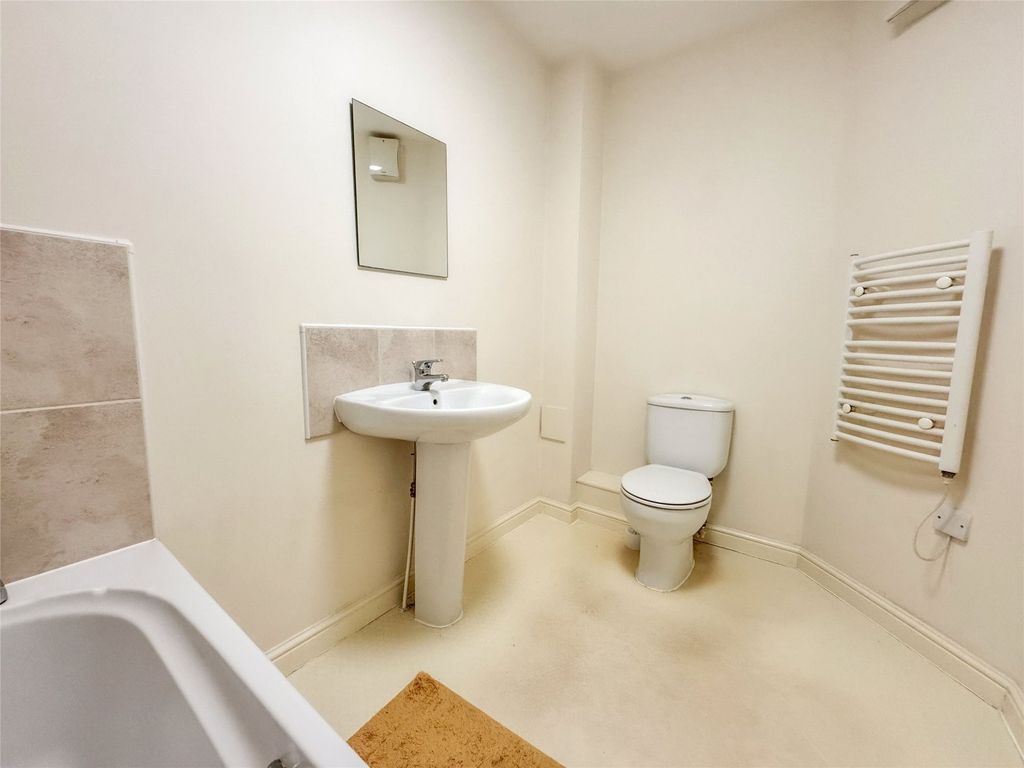 Property photo 3 of 10 Bathroom