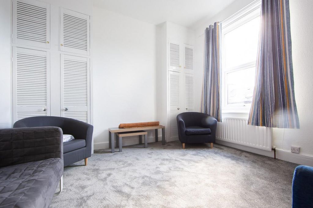 Property photo 1 of 6 7 Clayton Rd - Small-4.Jpg