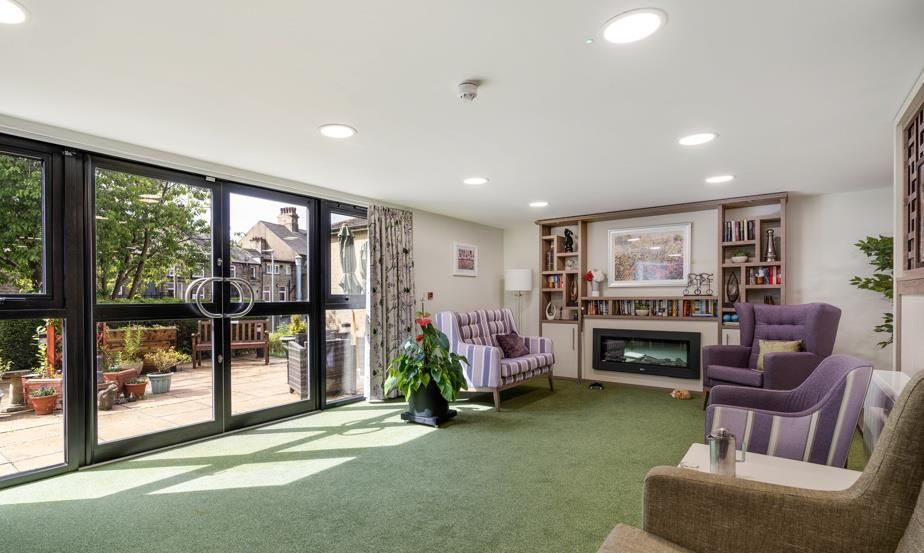 Property photo 2 of 9 050722-Threadneedle-Court-Communal-Space-2.Jpg