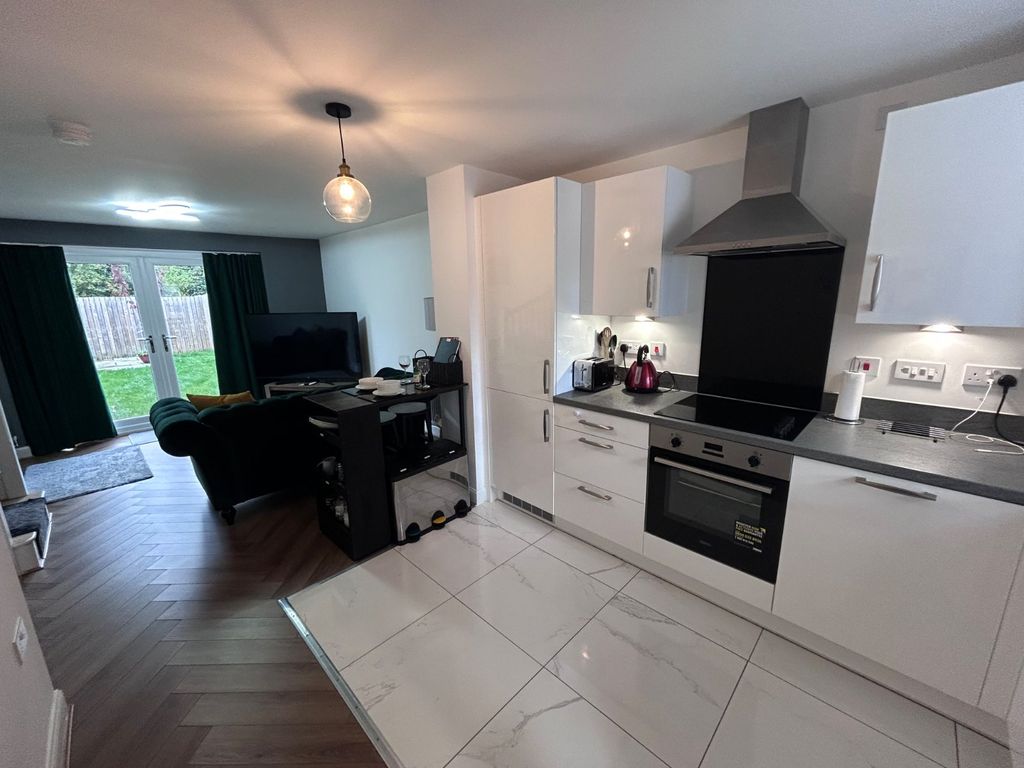 Property photo 3 of 18 Kitchen