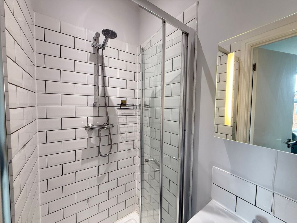 Property photo 2 of 13 Room 5 Ensuite