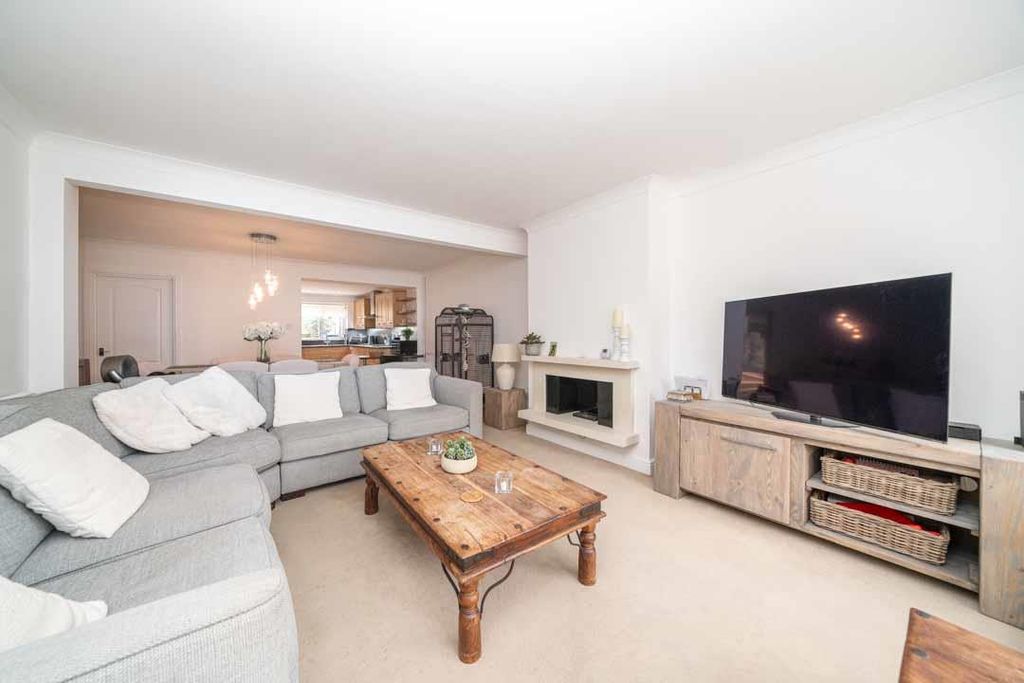 Property photo 2 of 24 Lounge/ Dining Room