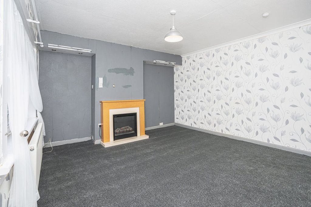 Property photo 2 of 32