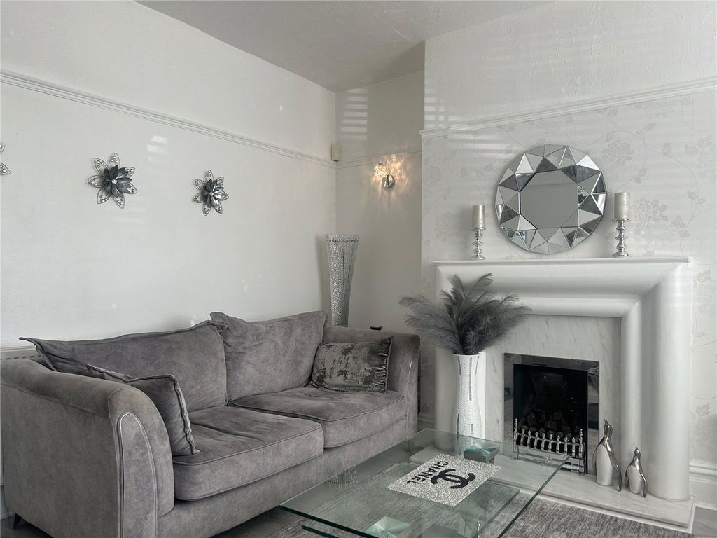 Property photo 3 of 20 Lounge