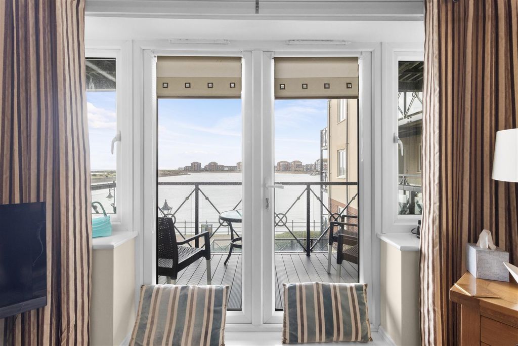 Property photo 3 of 19 Balcony