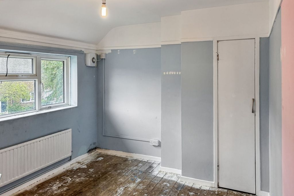 Property photo 2 of 11 Flat A, 47 Goldings Crescent, Basildon, Essex, Ss16 4Rx