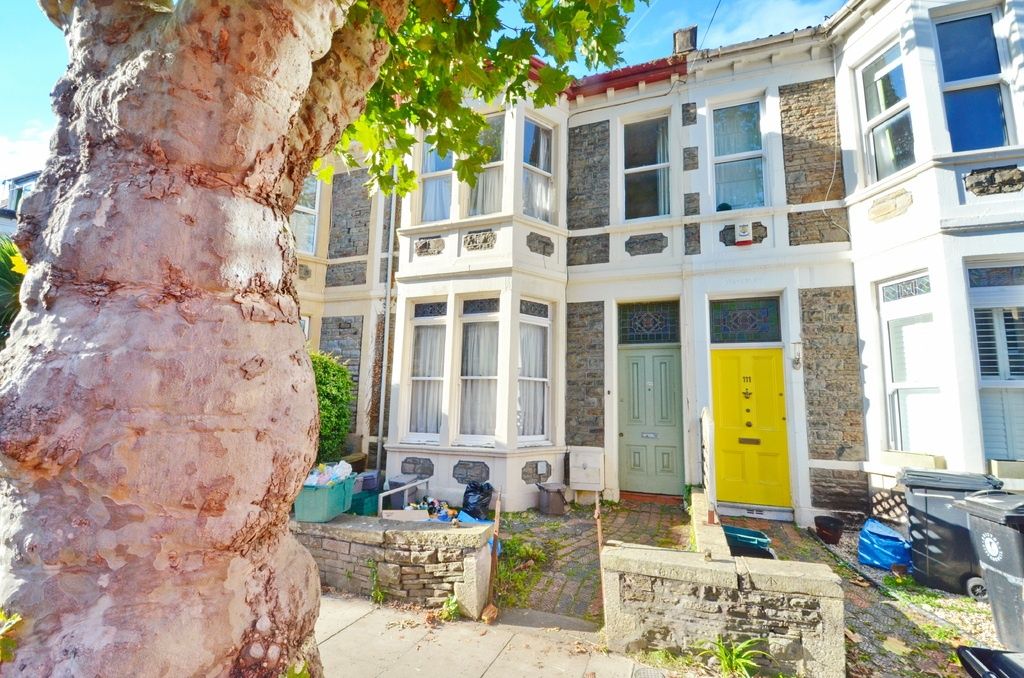 Property photo 3 of 12 Attractive Terrace Property With A Bright Yellow F...