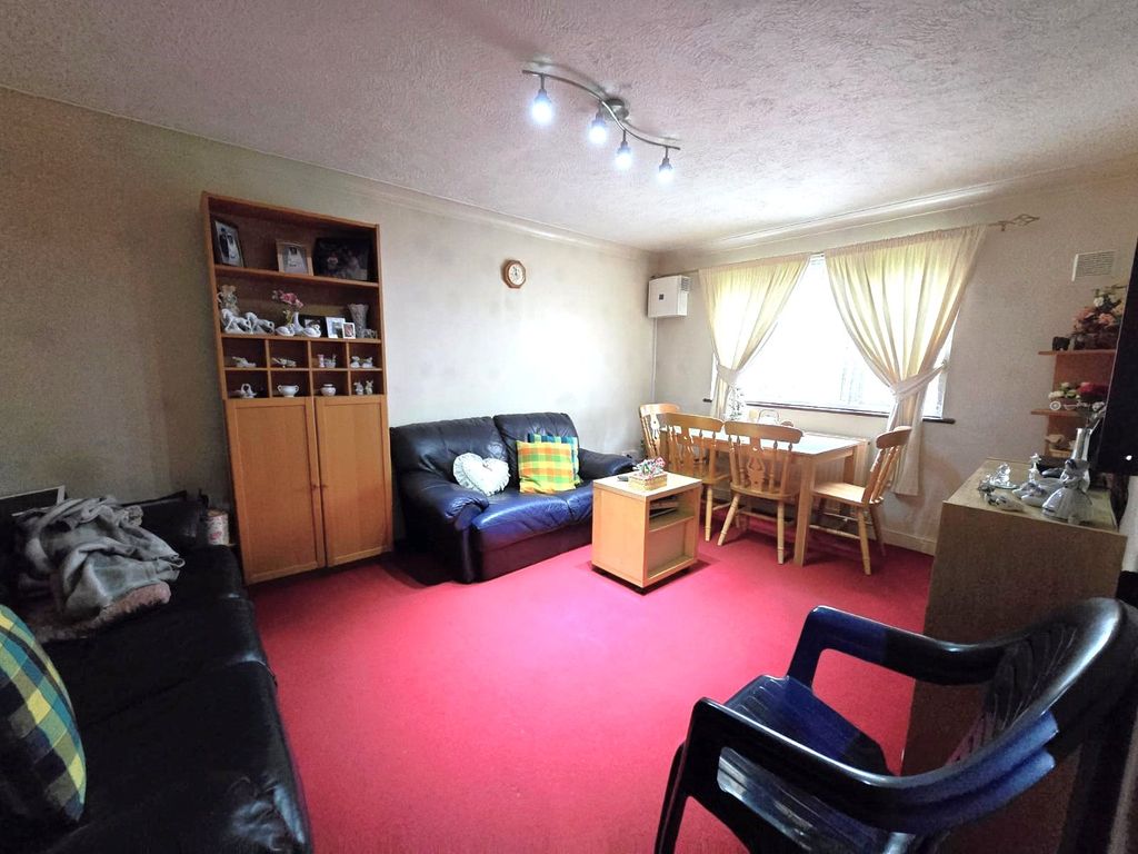 Property photo 3 of 8 Lounge (2)