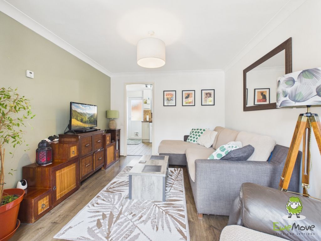 Property photo 3 of 16 Ewemove Estate Agents Basingstoke - 4 Calleva Clos