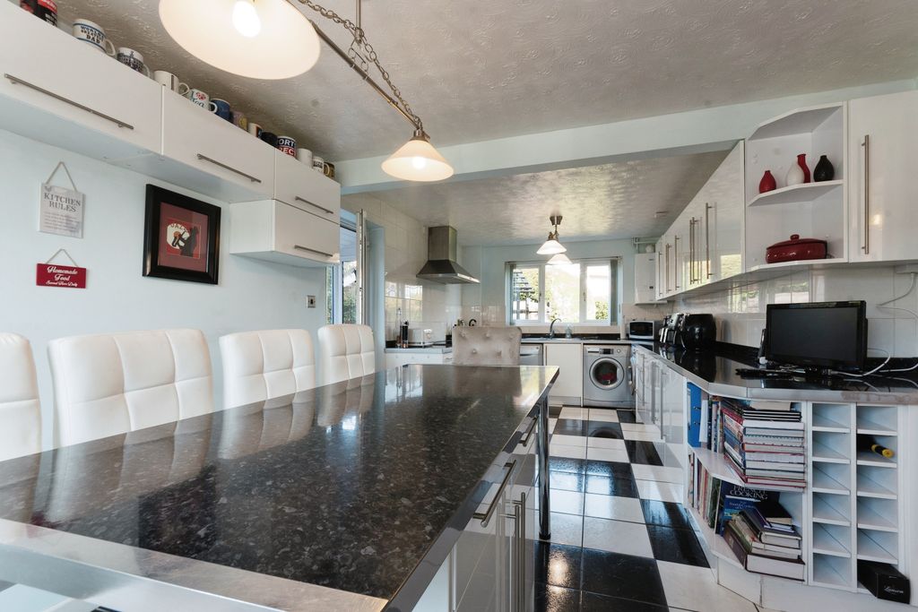 Property photo 2 of 15 Kitchen/Breakfast