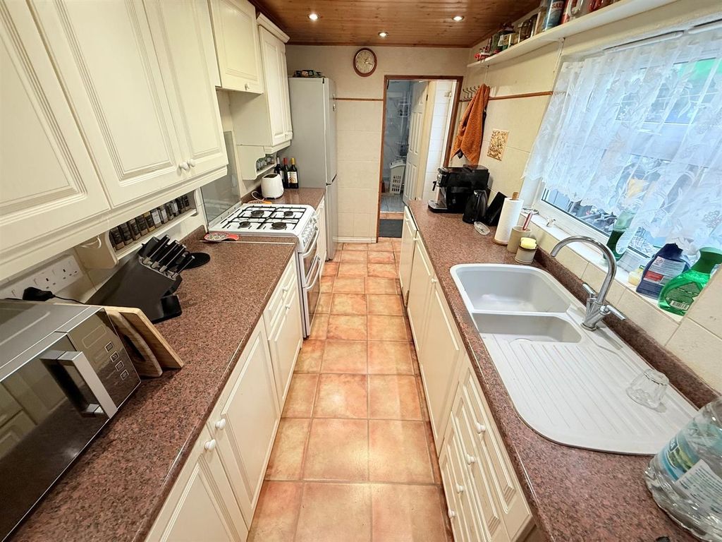 Property photo 3 of 14 Kitchen