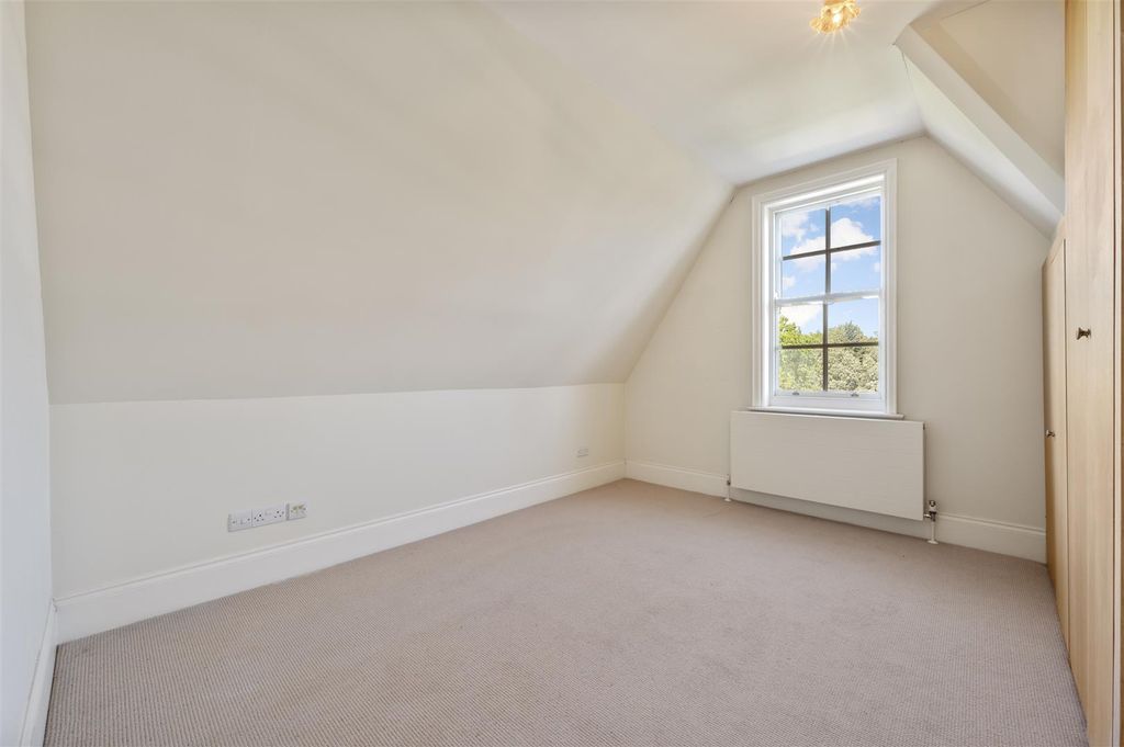 Property photo 3 of 16 54 Ridgeway,8.Jpg