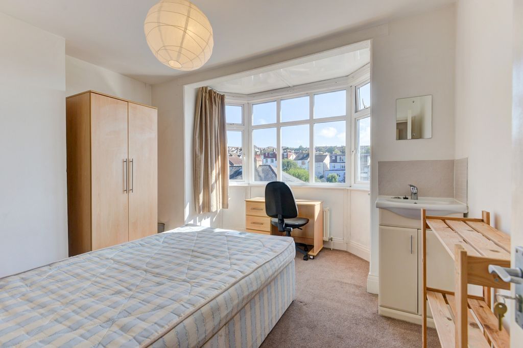 Property photo 2 of 19 A Bright And Spacious Master Bedroom Featuring A l...