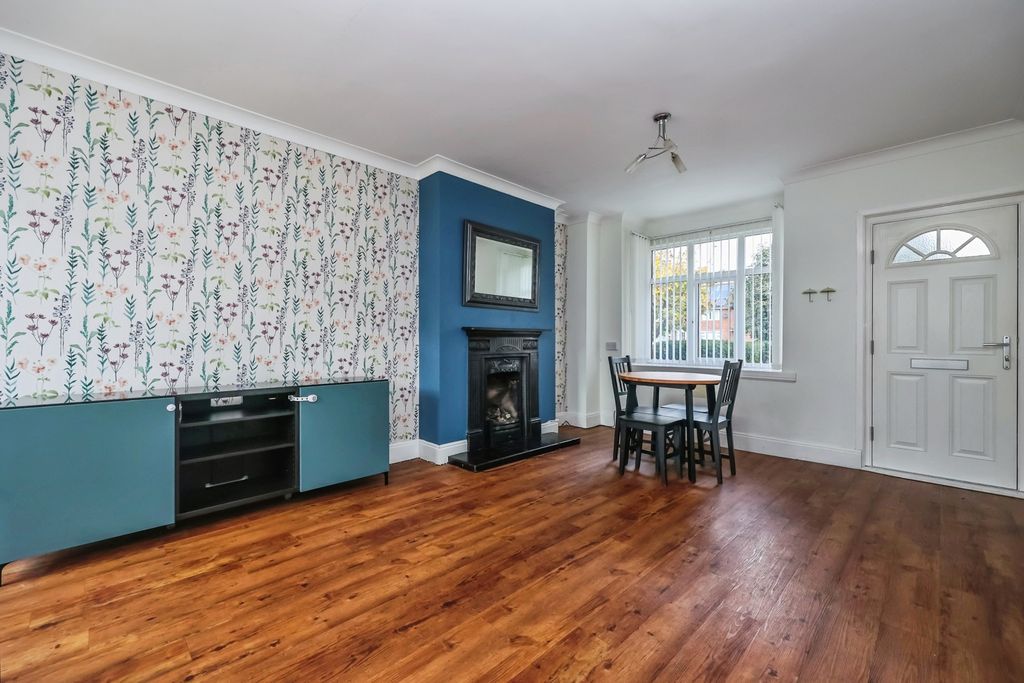 Property photo 3 of 17 Lounge