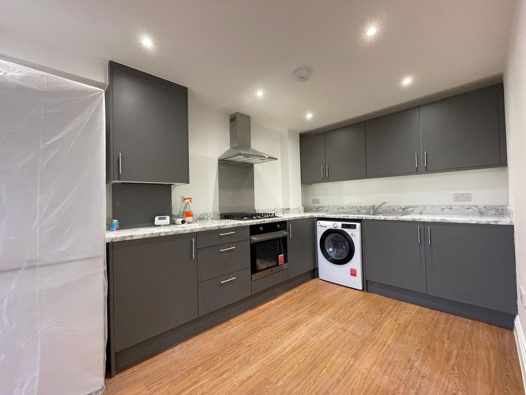 Property photo 1 of 7 2 Bed Flat To Rent Barge Drive, Southall Ub2